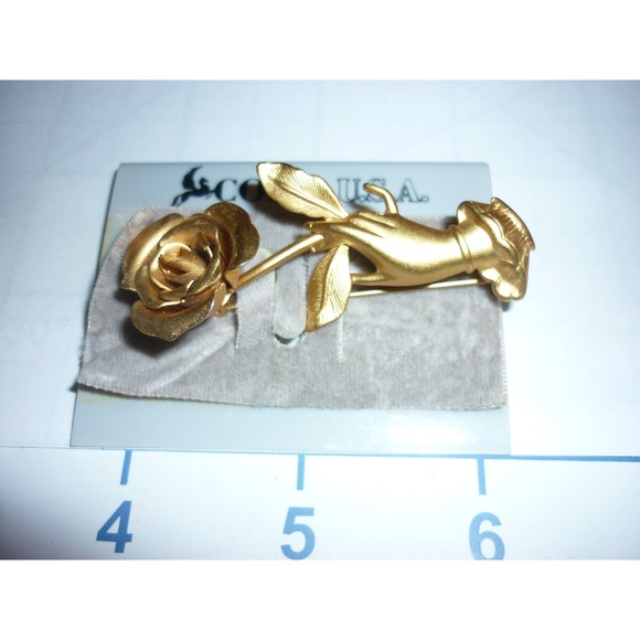 Vintage New Coro USA Gold Tone Victorian Hand Holding Rose Brooch Pin 2.75" - Picture 7 of 7